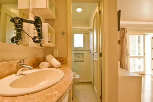 a bathroom with a sink and a toilet at Doce Canela - Pousada de Charme in Canela