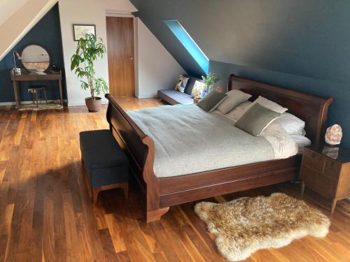 A bed or beds in a room at Luxury, Holiday Home in Orphir overlooking Hoy Hls