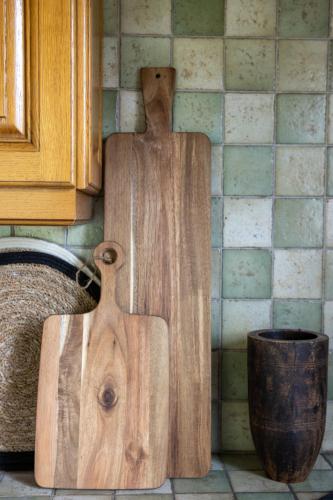 2 planches à couper en bois assises sur un comptoir de cuisine dans l'établissement Villa de vacances 6 personnes, à Orpierre