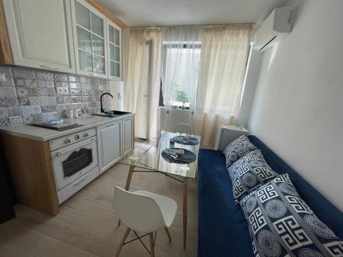 uma cozinha com um sofá e uma mesa num quarto em Joanna’s home em Veliko Tarnovo