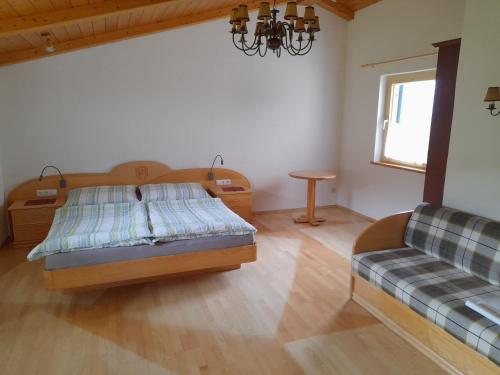 um quarto com uma cama e um sofá em Ferienhaus Reiter em Schladming