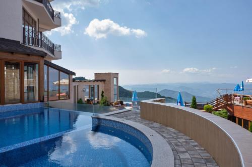 een zwembad voor een huis met uitzicht bij Ski & Spa Apartment S20 Milmari Resort Kopaonik in Kopaonik
