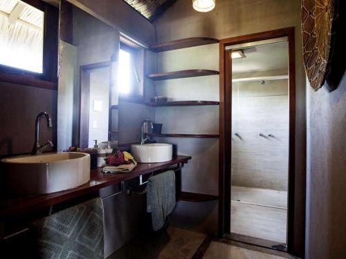 W łazience znajduje się umywalka i kabina prysznicowa. w obiekcie KazaBrasil w mieście Icaraí