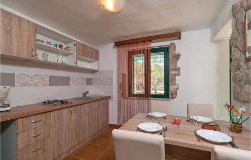 A kitchen or kitchenette at Beautiful Home In Povlja With 2 Bedrooms, Wifi And Heated Swimming Pool