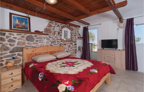 A bed or beds in a room at Beautiful Home In Povlja With 2 Bedrooms, Wifi And Heated Swimming Pool