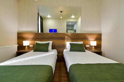 Ένα ή περισσότερα κρεβάτια σε δωμάτιο στο Hill Hotel