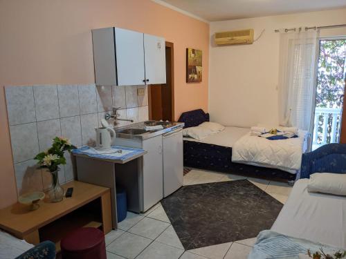 una camera con cucina e soggiorno di Apartmani Dubravka a Rafailovici
