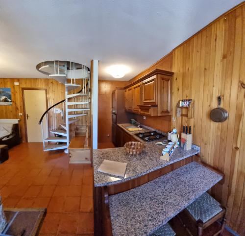 une cuisine avec un comptoir et un escalier en colimaçon dans l'établissement RESIDENCE LA REGINA DELLA NEVE, à Roccaraso