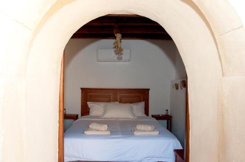 Een bed of bedden in een kamer bij Pyrgos Fassea Kardamyli