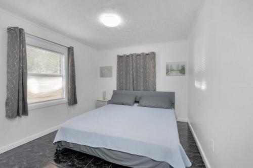מיטה או מיטות בחדר ב-Near Fort Walton Beach, peaceful 5 bedrooms house