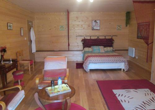 1 dormitorio con 1 cama, mesa y sillas en Domaine du Val de Soux, en Montgaillard-de-Salies