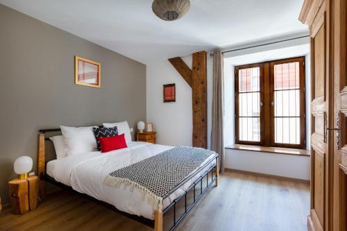 - une chambre avec un grand lit et une fenêtre dans l'établissement LE RHENANUS Ludwig Dringenberg - appartement au calme - centre ville - parking gratuit, à Sélestat