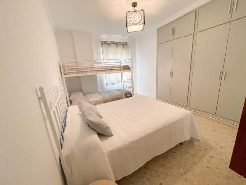 ein Schlafzimmer mit einem Etagenbett in einem weißen Zimmer in der Unterkunft Casa Isabel in Arriate