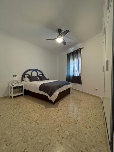 Schlafzimmer mit einem Bett und einem Deckenventilator in der Unterkunft Casa Isabel in Arriate