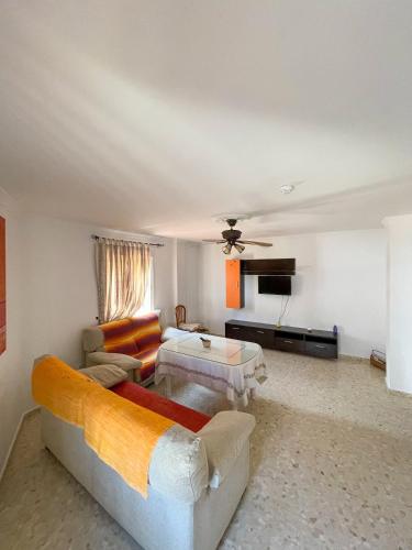 ein Wohnzimmer mit einem Sofa und einem Tisch in der Unterkunft Casa Isabel in Arriate