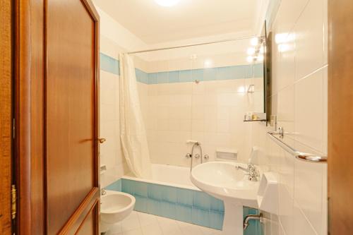 y baño con lavabo, aseo y bañera. en [PORTO CERVO MARINA] Incantevole appartamento vista Yacht en Porto Cervo