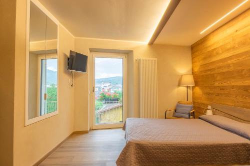 een hotelkamer met een bed en een raam bij Residenza LA RIVIERA in Dronero