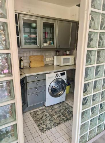 卡塞爾的住宿－Apartment für Monteure Nr 3，厨房配有洗衣机和洗衣机。