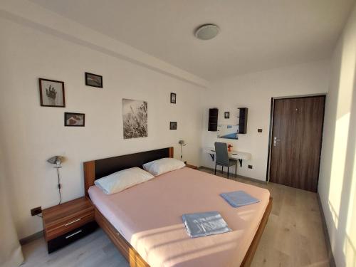 una camera con un grande letto e una scrivania di Apartment Denis a Senj