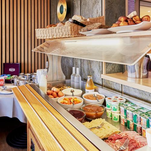 クルル・シュル・メールにあるLa Cremaillere Hôtel-Restaurantのさまざまな種類の食べ物が並ぶビュッフェライン