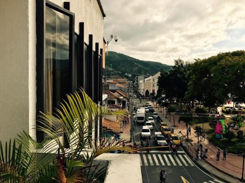 uma vista para uma rua da cidade com carros estacionados em Hotel Plaza Real Ocaña em Ocaña