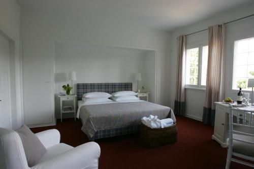 Un pat sau paturi într-o cameră la Hotel Waldhof auf Herrenland