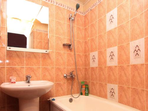 y baño con lavabo, aseo y espejo. en ApartLux Tretyakovskaya, en Moscú