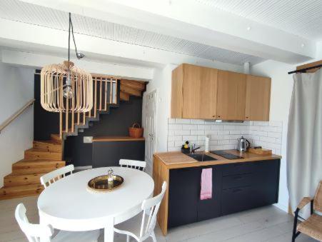 cocina con mesa blanca y cocina con escalera en Karkonosze, en Grudza