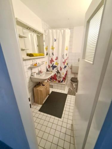 a bathroom with a sink and a shower curtain at Apartment für Monteure Nr 3 in Kassel