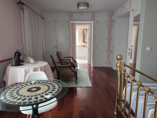 a living room with a table and chairs at Casa da Isabelinha in Ponta Delgada