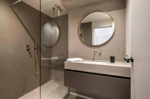 La salle de bains est pourvue d'un lavabo et d'un miroir. dans l'établissement - Jacques-Annie - Fully renovated magnificent apt 50m from the beach, à Coxyde