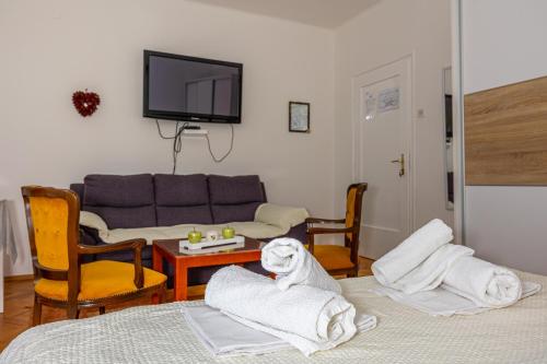 una sala de estar con dos camas y un sofá en Double Bedroom Seaview, en Crikvenica