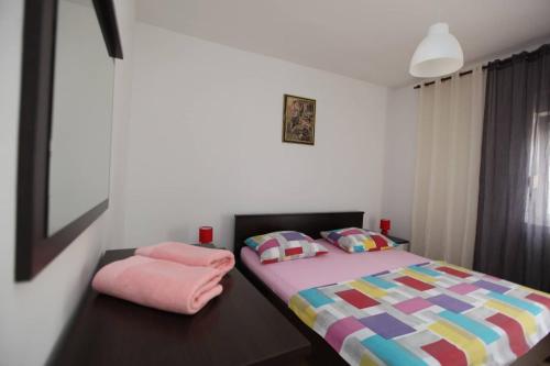 - une chambre avec un lit et deux oreillers dans l'établissement Apartman Mantenjin, à Trogir