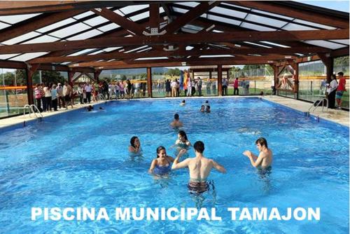 un grupo de personas en una piscina en La Posada de Tamajon, en Tamajón