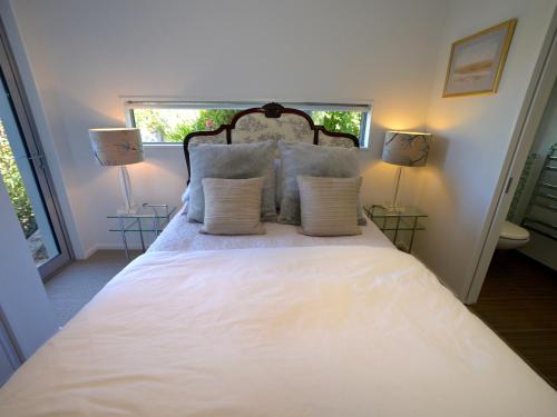 Letto o letti in una camera di Akaroa Delight - Akaroa Holiday Home