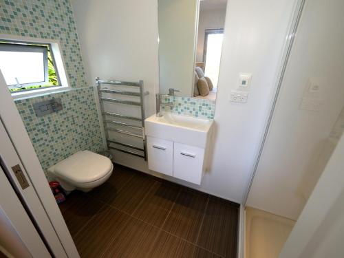 un piccolo bagno con servizi igienici e lavandino di Akaroa Delight - Akaroa Holiday Home ad Akaroa