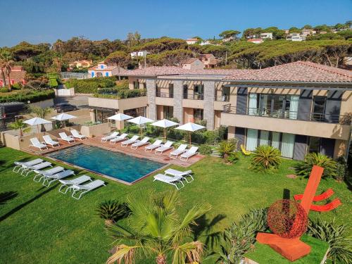 una vista aérea de una casa con piscina en EDEN HÔTEL en Sainte-Maxime