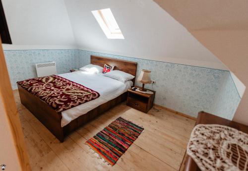 上維謝烏的住宿－Casa de la Pârâu，一间卧室配有一张床和一张带台灯的桌子