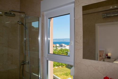 Galeriebild der Unterkunft Modern villa with jacuzzi, beautiful sea view, near Split! Villa 36A in Podstrana
