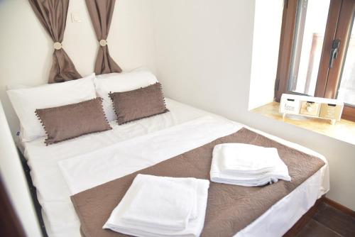 Un pat sau paturi într-o cameră la KAMARA traditional house
