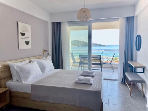 um quarto com uma cama e vista para o oceano em Elanthi em Skala Potamias