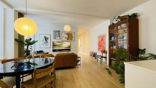 uma sala de estar e de jantar com uma mesa de jantar em ApartmentInCopenhagen Apartment 1499 em Copenhague