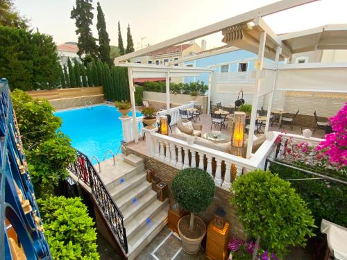 uma casa com uma piscina e um pátio em Armata Boutique Hotel em Spetses