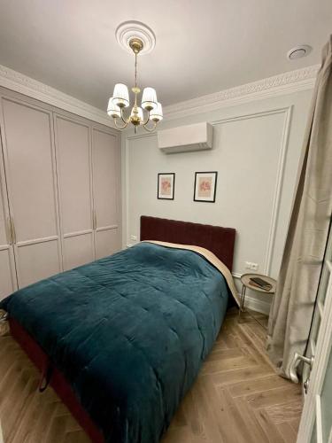 een slaapkamer met een grote groene deken op een bed bij Grand Studio Neuf in Villefranche-sur-Mer