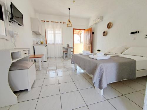 A bed or beds in a room at Emilia Apartments