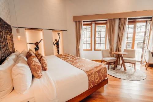 un dormitorio con una cama con dos personas bailando en ella en Mama Cuchara by Art Hotels, en Quito