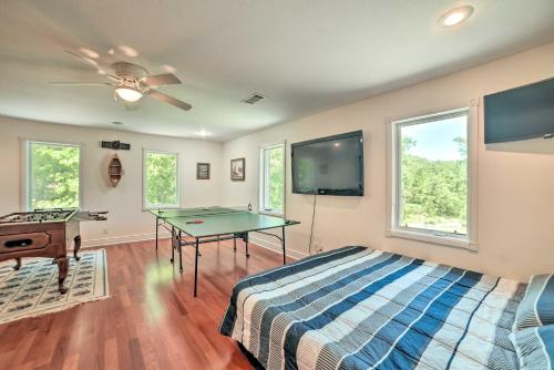 Televisyen dan/atau pusat hiburan di 3,000 Sq Ft A-Frame Home on Kentucky Lake with Dock!