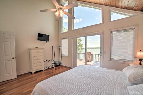 Katil atau katil-katil dalam bilik di 3,000 Sq Ft A-Frame Home on Kentucky Lake with Dock!