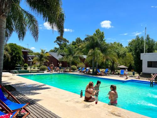 um grupo de pessoas brincando em uma piscina em Aires Del Delta em Tigre