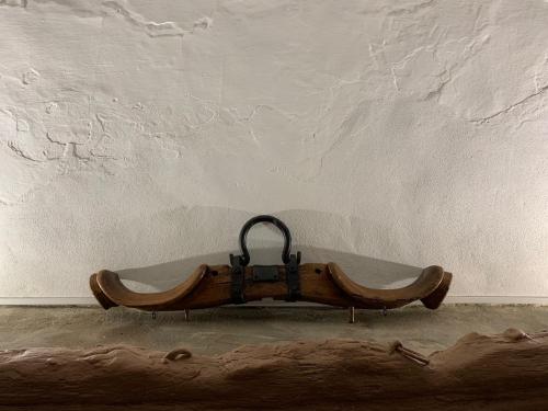 a wooden bench sitting in front of a wall at Casa dos Tios Estremoz-veiros in Veiros